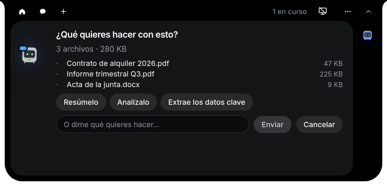 Tarjeta del notch tras soltar 3 archivos: ¿Qué quieres hacer con esto?, con los botones Resúmelo, Analízalo y Extrae los datos clave, y un campo para escribir